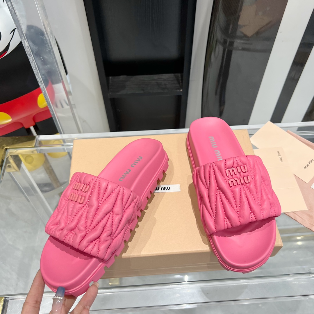 Miu Miu MiuMiu 拖鞋 真的太少女啦 小羊皮 软 舒适度超高 开发 所有细节都和 一致