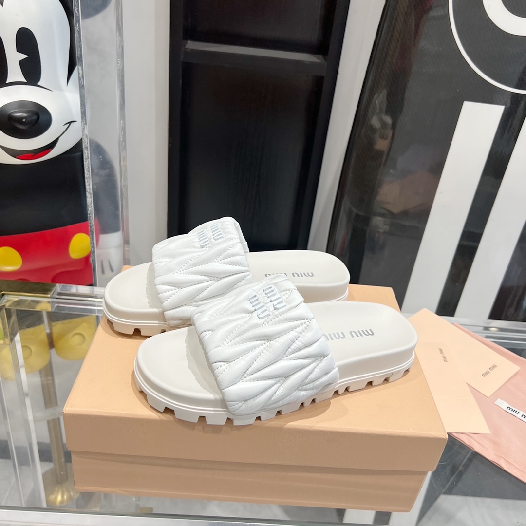 Miu Miu MiuMiu 拖鞋 真的太少女啦 小羊皮 软 舒适度超高 开发 所有细节都和 一致