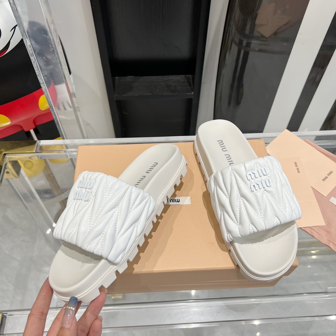 Miu Miu MiuMiu 拖鞋 真的太少女啦 小羊皮 软 舒适度超高 开发 所有细节都和 一致