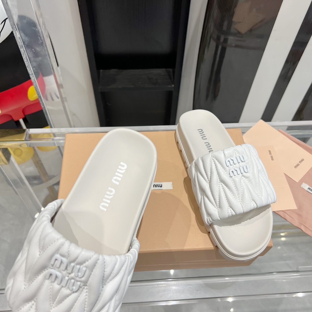 Miu Miu MiuMiu 拖鞋 真的太少女啦 小羊皮 软 舒适度超高 开发 所有细节都和 一致