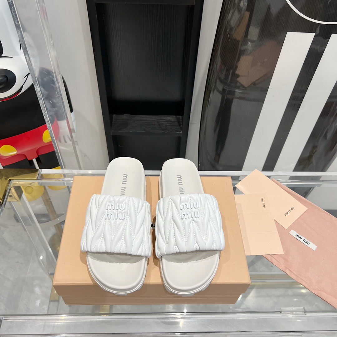 Miu Miu MiuMiu 拖鞋 真的太少女啦 小羊皮 软 舒适度超高 开发 所有细节都和 一致