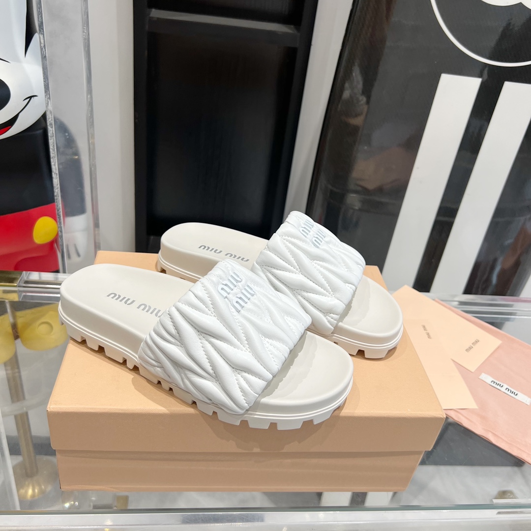 Miu Miu MiuMiu 拖鞋 真的太少女啦 小羊皮 软 舒适度超高 开发 所有细节都和 一致