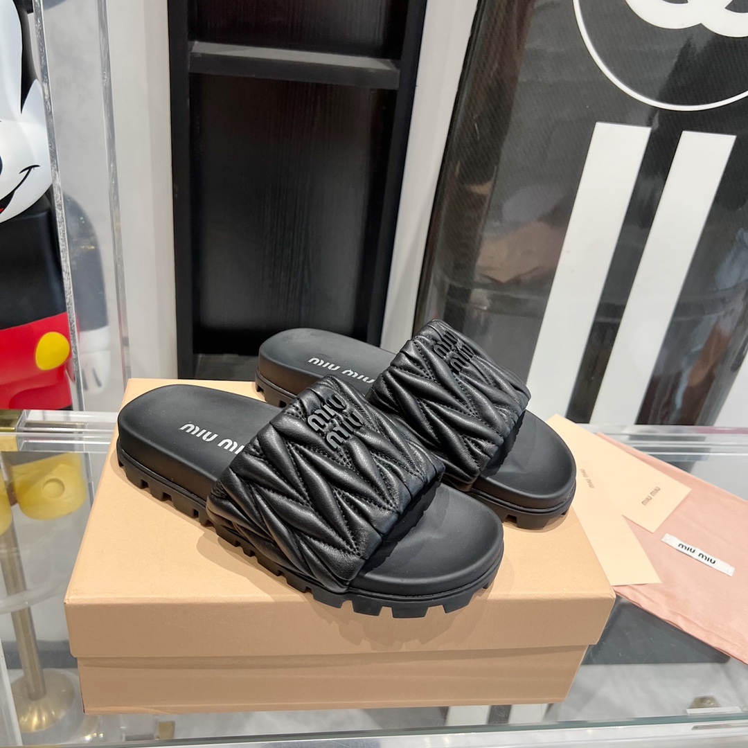 Miu Miu MiuMiu 拖鞋 真的太少女啦 小羊皮 软 舒适度超高 开发 所有细节都和 一致