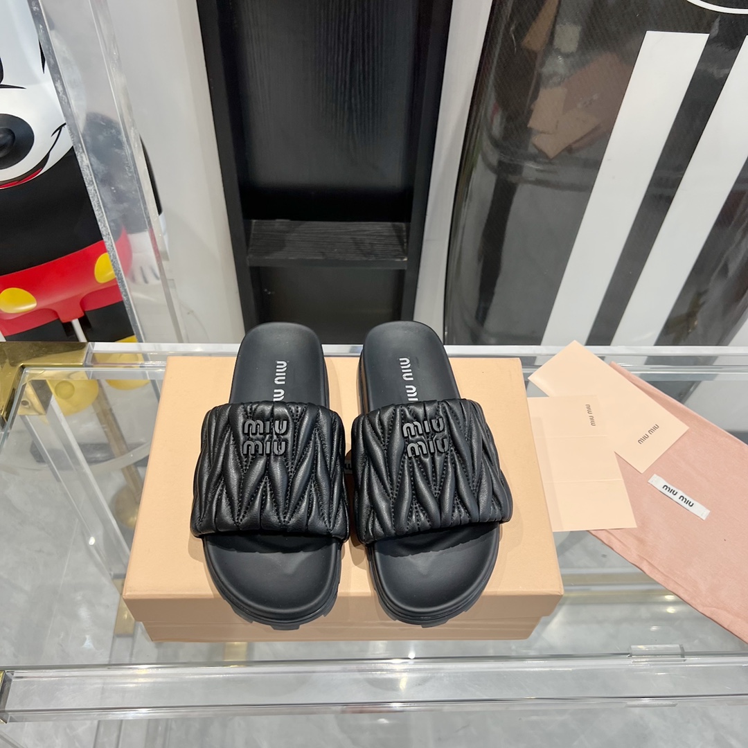 Miu Miu MiuMiu 拖鞋 真的太少女啦 小羊皮 软 舒适度超高 开发 所有细节都和 一致