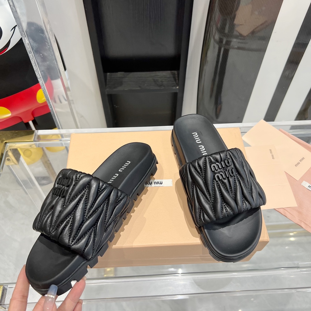 Miu Miu MiuMiu 拖鞋 真的太少女啦 小羊皮 软 舒适度超高 开发 所有细节都和 一致