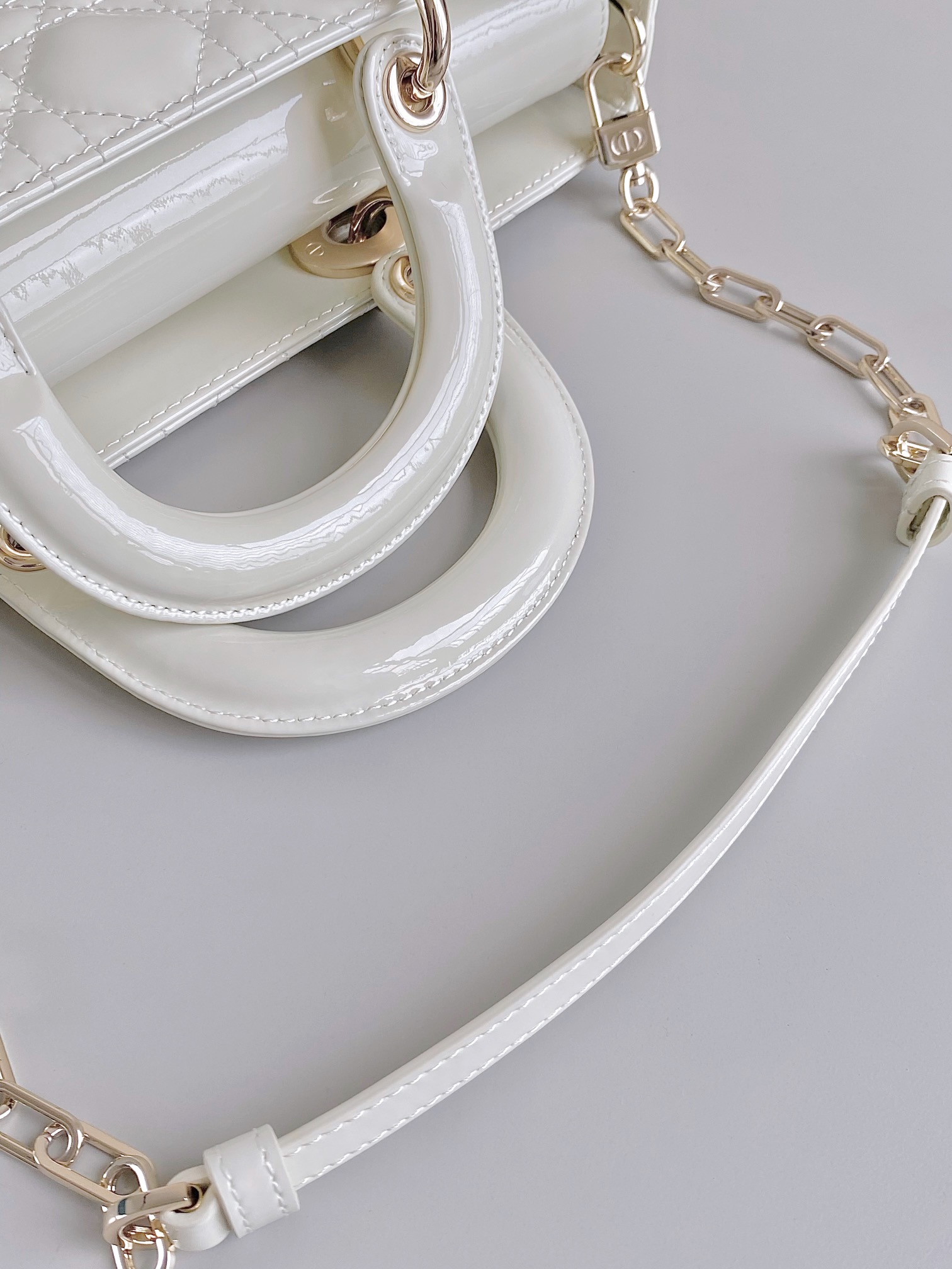 Dior 白色中号𝗗-𝗝𝗼𝘆 𝗯𝗮𝗴漆皮款