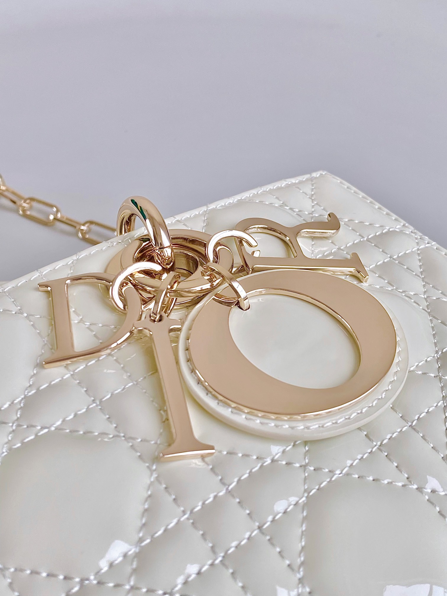 Dior 白色中号𝗗-𝗝𝗼𝘆 𝗯𝗮𝗴漆皮款