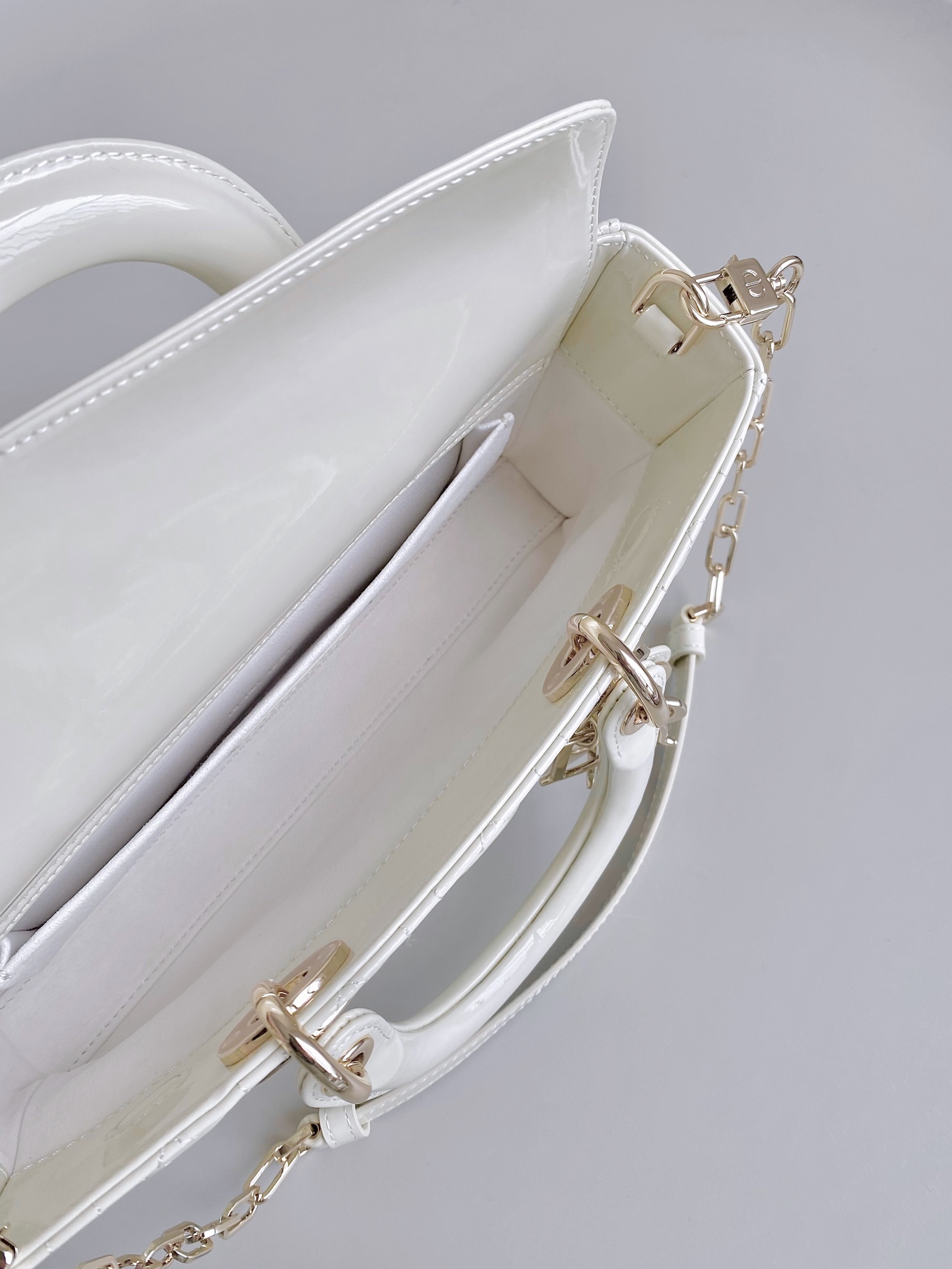 Dior 白色中号𝗗-𝗝𝗼𝘆 𝗯𝗮𝗴漆皮款