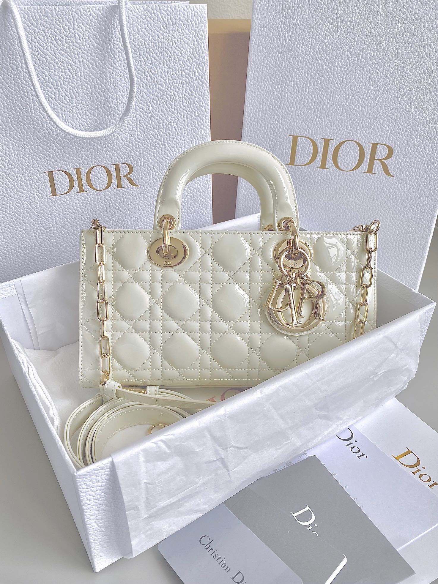Dior 白色中号𝗗-𝗝𝗼𝘆 𝗯𝗮𝗴漆皮款