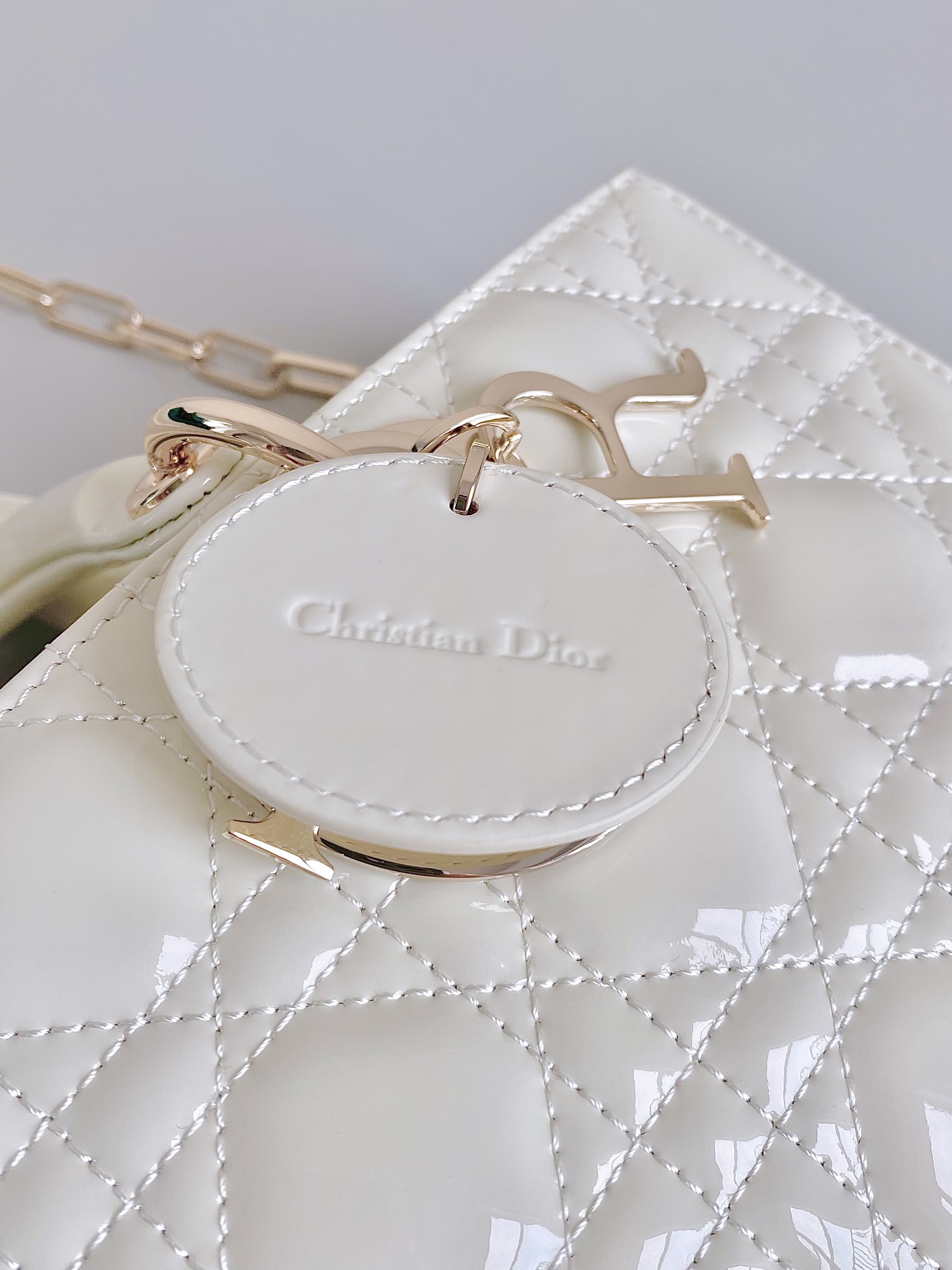 Dior 白色中号𝗗-𝗝𝗼𝘆 𝗯𝗮𝗴漆皮款