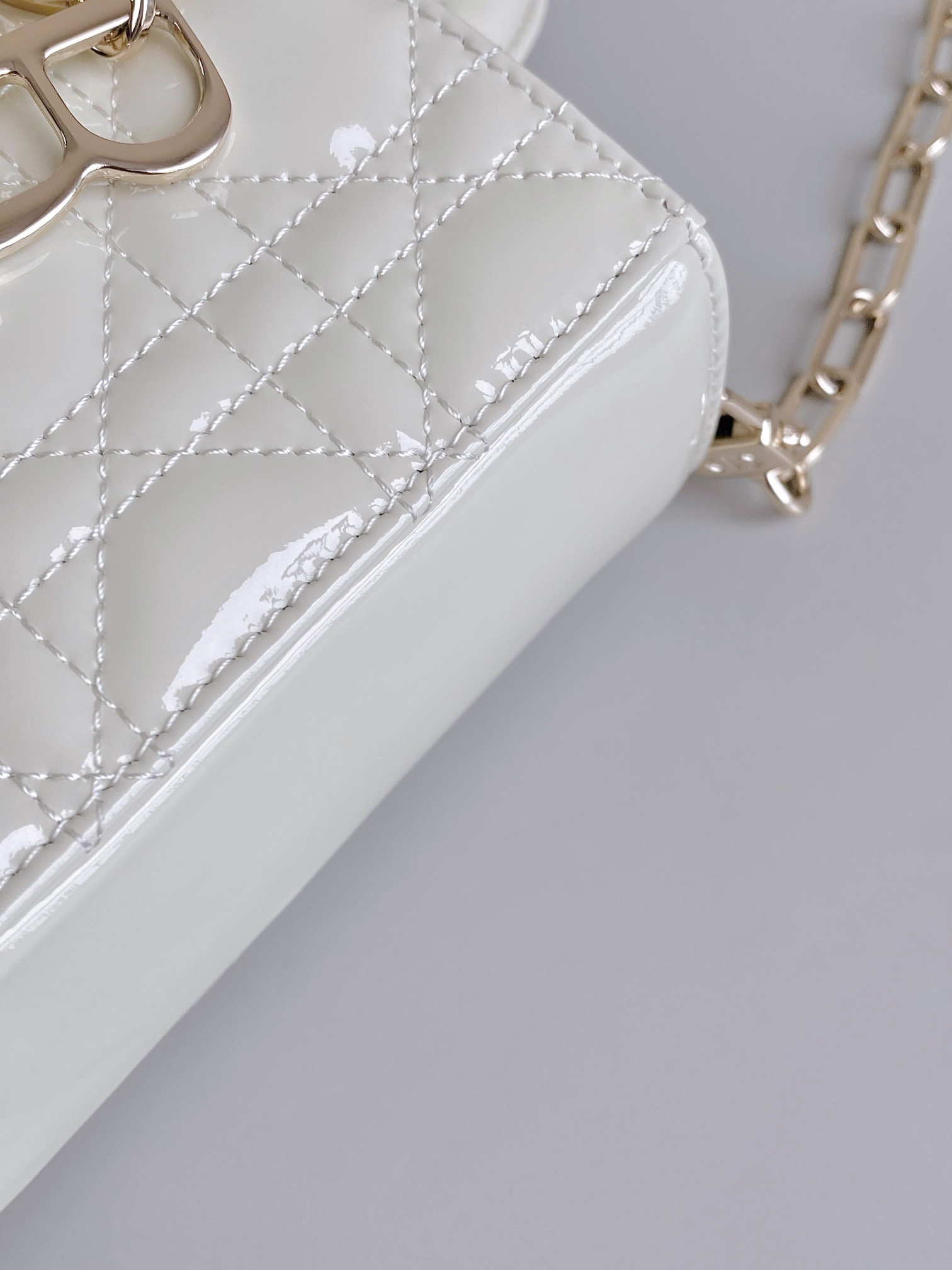 Dior 白色中号𝗗-𝗝𝗼𝘆 𝗯𝗮𝗴漆皮款