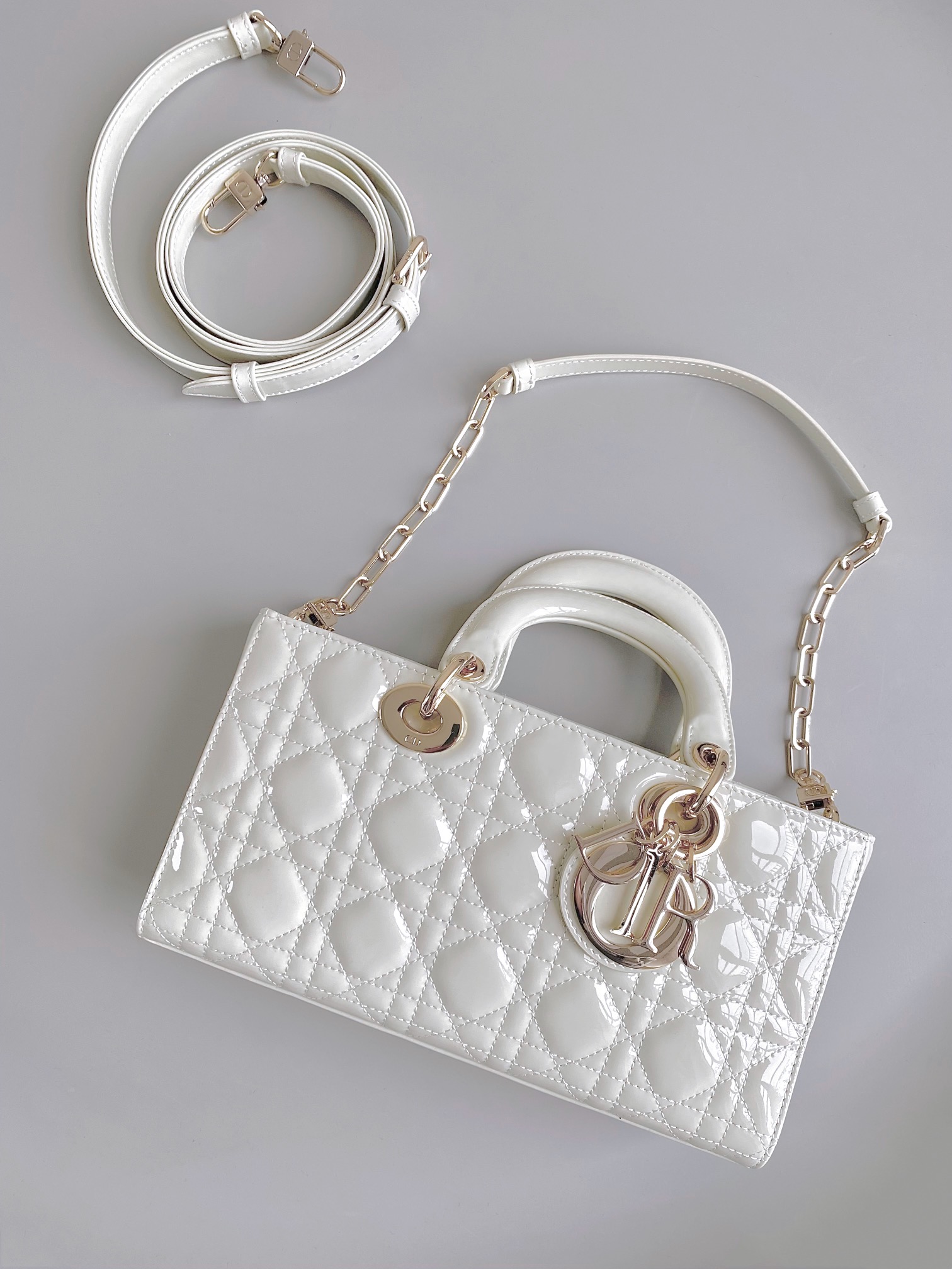 Dior 白色中号𝗗-𝗝𝗼𝘆 𝗯𝗮𝗴漆皮款