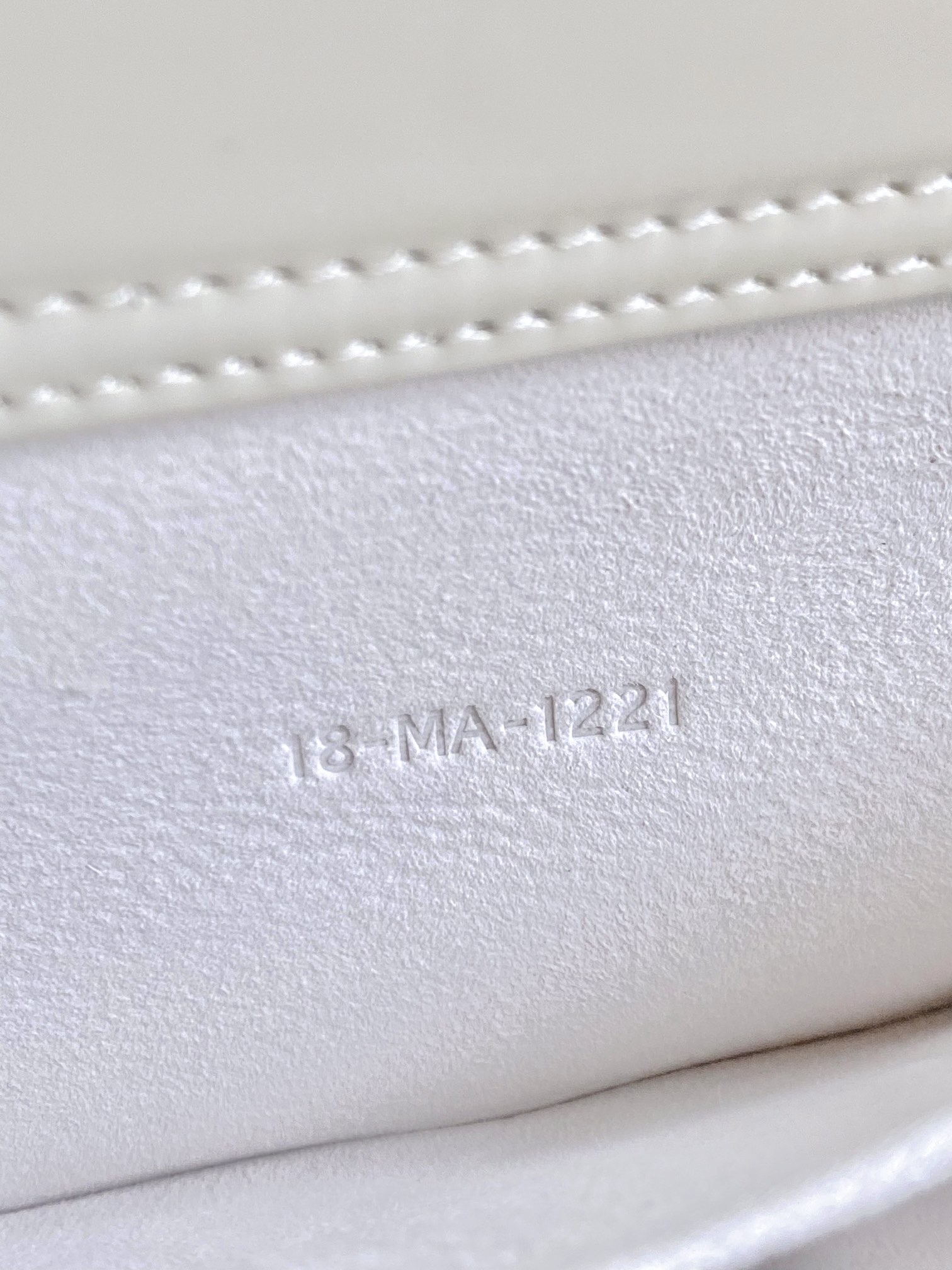 Dior 白色中号𝗗-𝗝𝗼𝘆 𝗯𝗮𝗴漆皮款