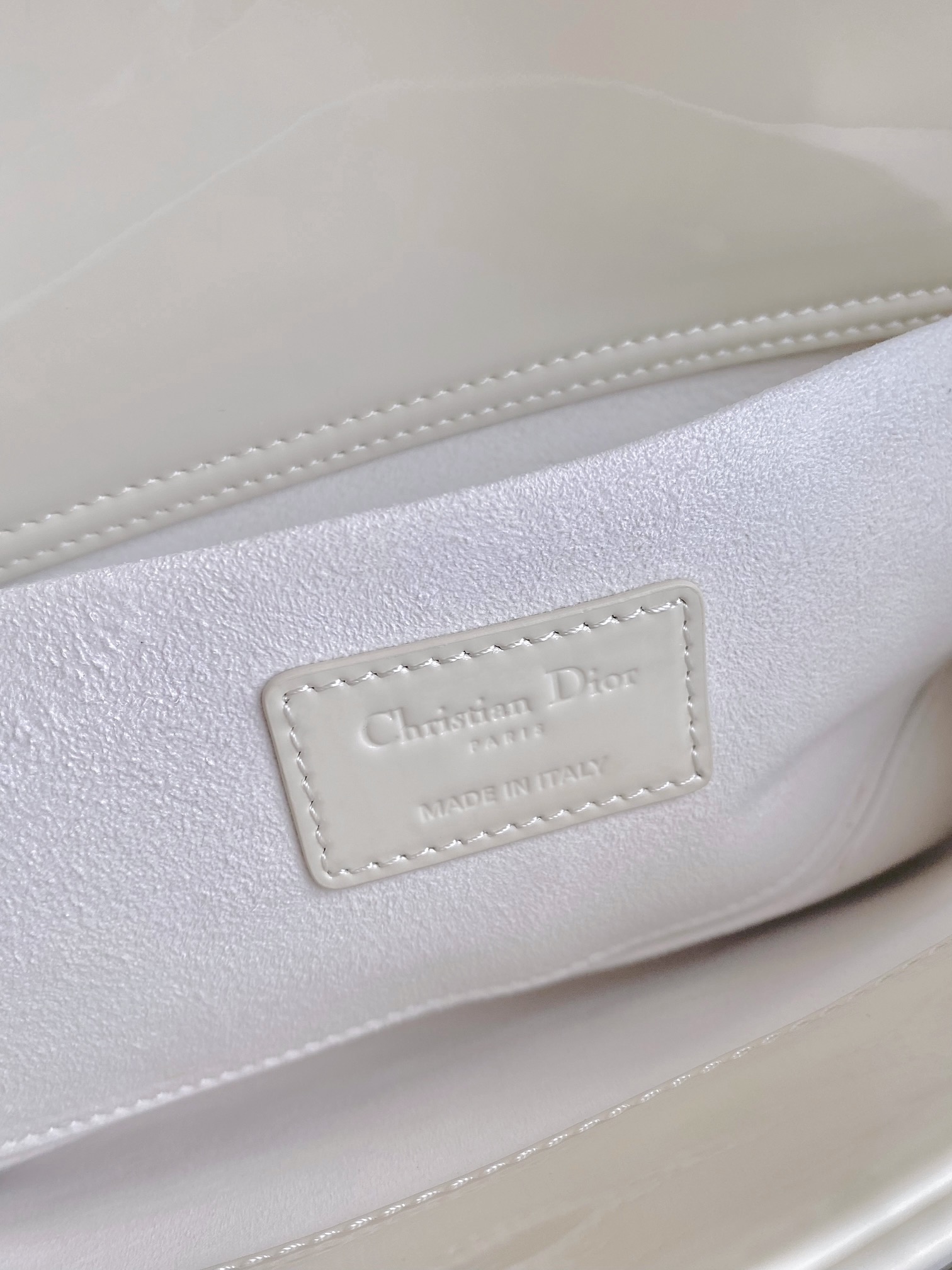 Dior 白色中号𝗗-𝗝𝗼𝘆 𝗯𝗮𝗴漆皮款