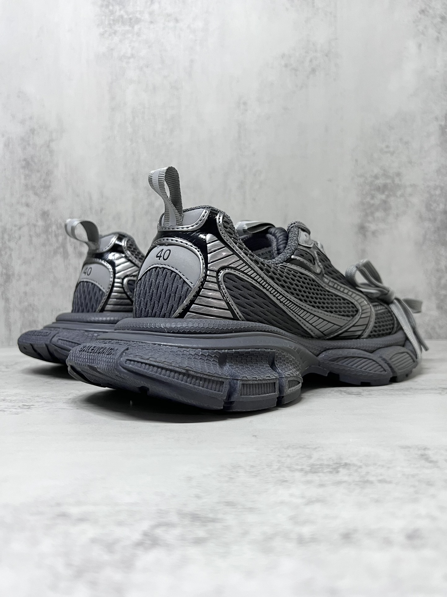 巴黎世家3XL十代Balenciaga Phantom Sneaker 官方同步 巴黎世家十代潮流跑鞋
增加全新设计 在延续 Track Trainer 户外轮廓和复杂鞋面结构的同时，新版本在后跟位置增加了透明带的部件
尺码：35 36 37 38 39 40 41 42 43 44 45 46