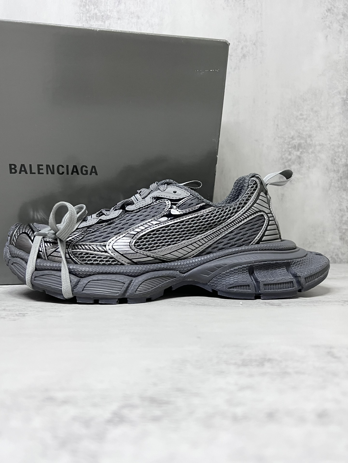 巴黎世家3XL十代Balenciaga Phantom Sneaker 官方同步 巴黎世家十代潮流跑鞋
增加全新设计 在延续 Track Trainer 户外轮廓和复杂鞋面结构的同时，新版本在后跟位置增加了透明带的部件
尺码：35 36 37 38 39 40 41 42 43 44 45 46