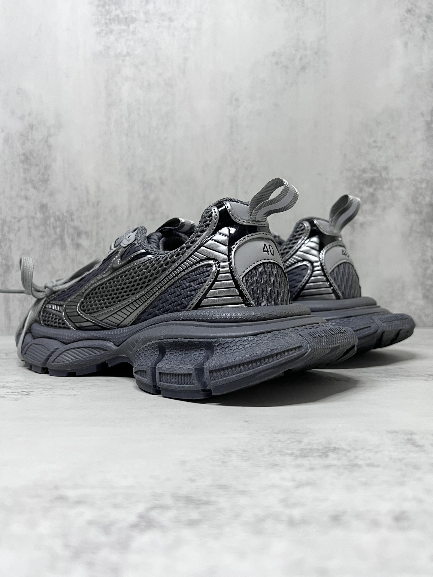 巴黎世家3XL十代Balenciaga Phantom Sneaker 官方同步 巴黎世家十代潮流跑鞋
增加全新设计 在延续 Track Trainer 户外轮廓和复杂鞋面结构的同时，新版本在后跟位置增加了透明带的部件
尺码：35 36 37 38 39 40 41 42 43 44 45 46