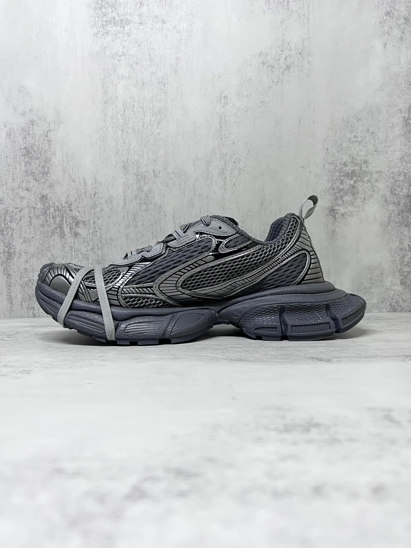 巴黎世家3XL十代Balenciaga Phantom Sneaker 官方同步 巴黎世家十代潮流跑鞋
增加全新设计 在延续 Track Trainer 户外轮廓和复杂鞋面结构的同时，新版本在后跟位置增加了透明带的部件
尺码：35 36 37 38 39 40 41 42 43 44 45 46