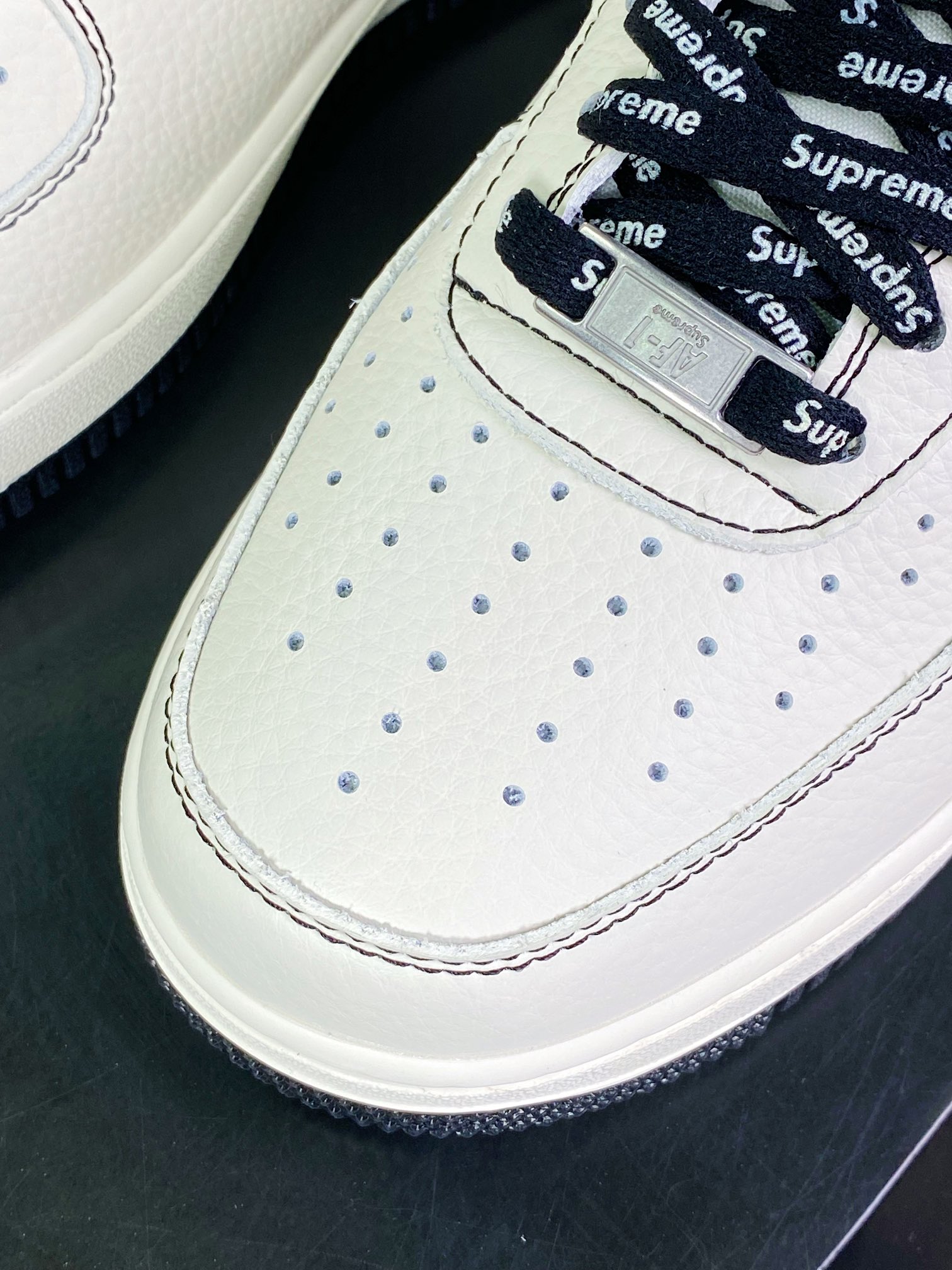 240 Supreme x 【Nike】 Air Force 1 07 Low”Supreme”空军一号板鞋“荔枝皮米白黑Sup”SU0220-003