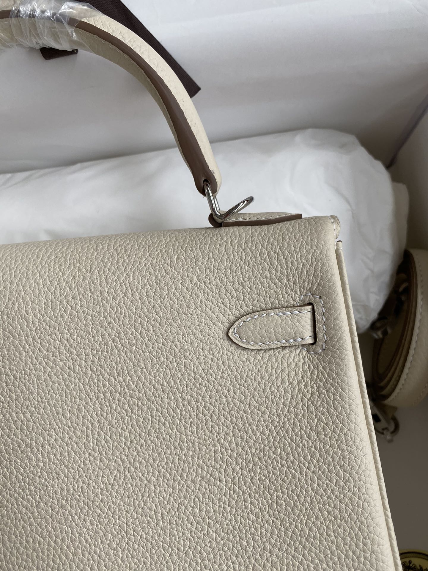 Elegant Kelly 25cm Handbag in Togo Leather with Silver Hardware 5 i1680512962 1467 3