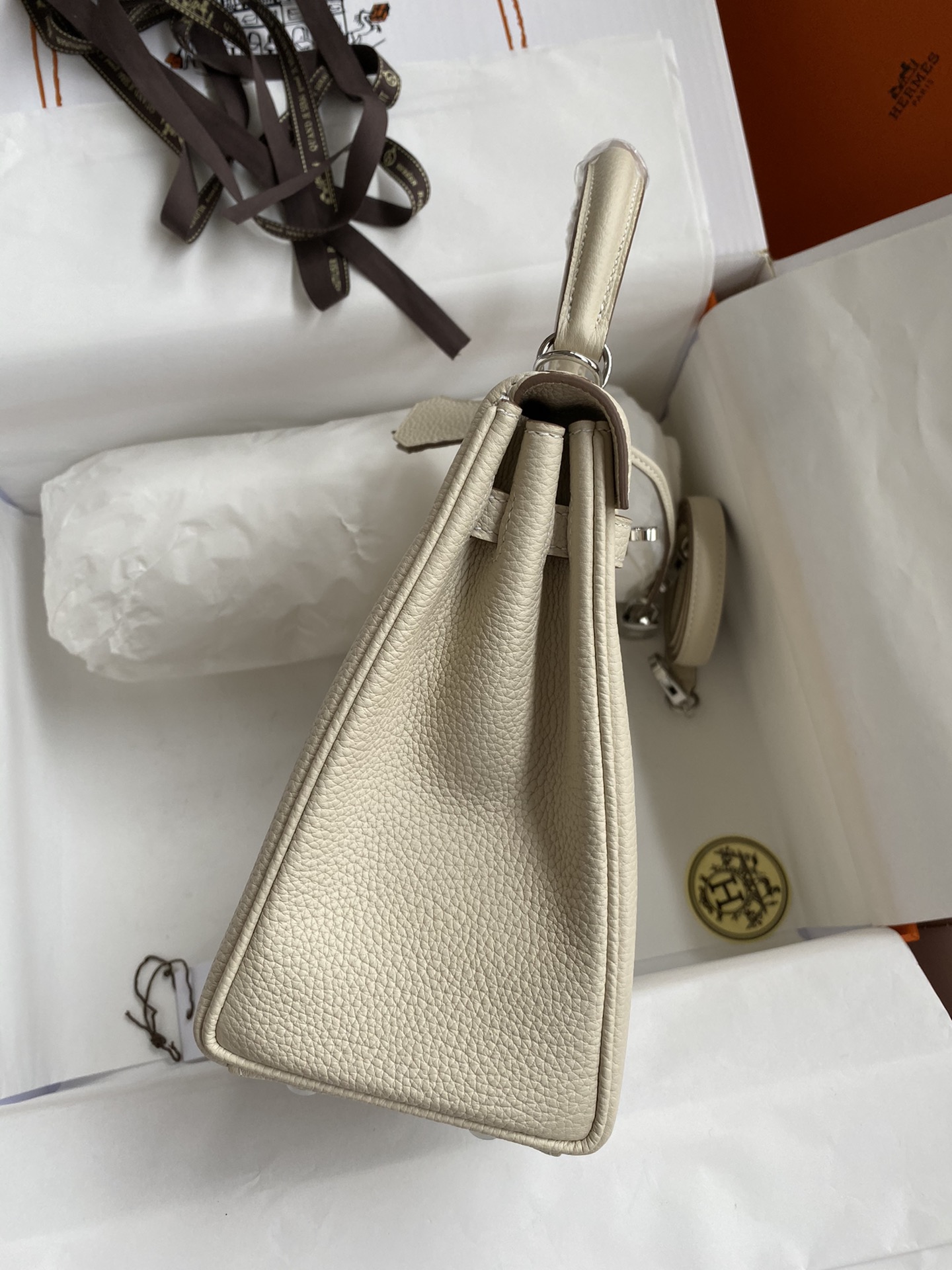 Elegant Kelly 25cm Handbag in Togo Leather with Silver Hardware 6 i1680512962 1561 4
