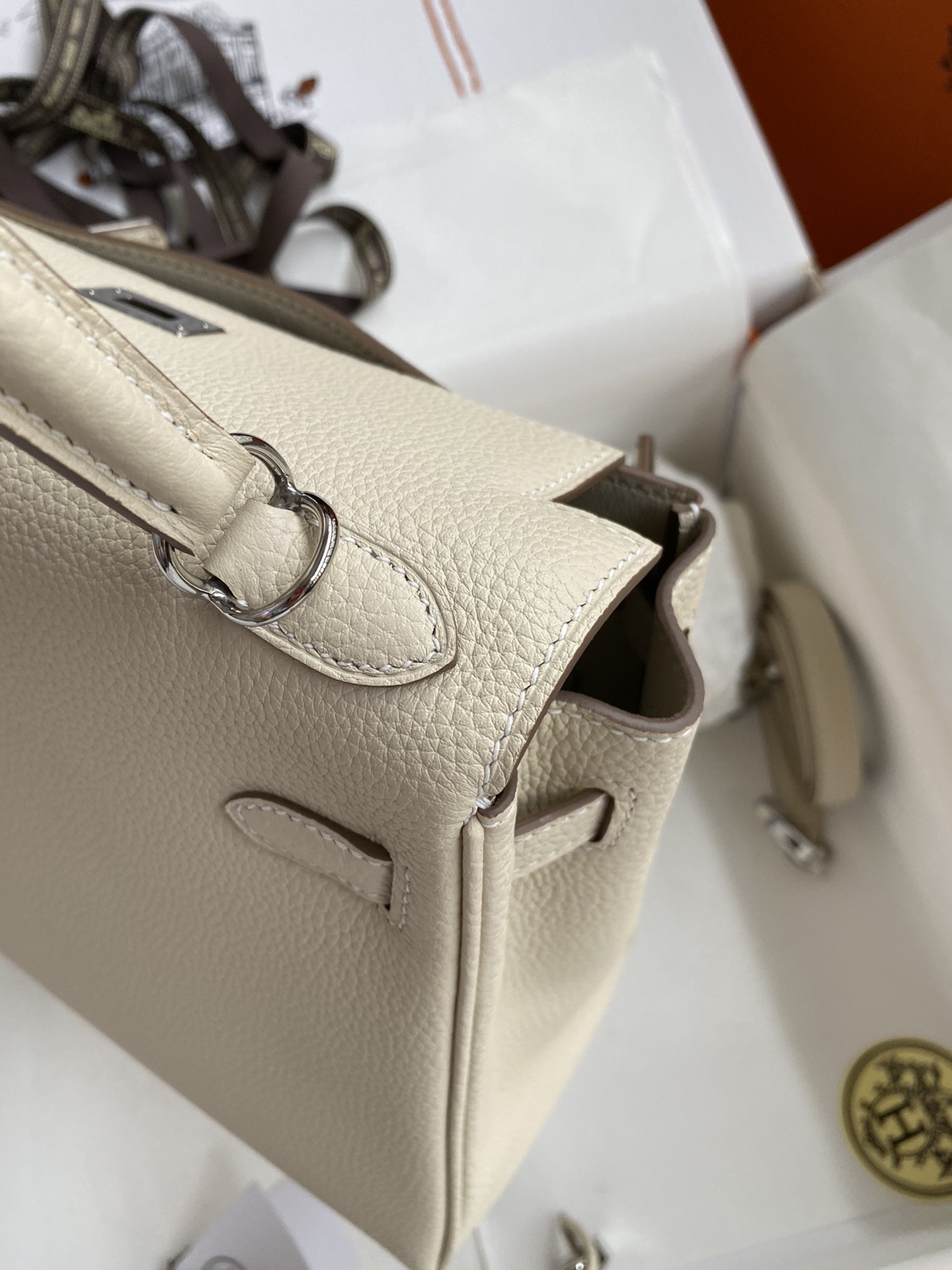 Elegant Kelly 25cm Handbag in Togo Leather with Silver Hardware 10 i1680512962 4451 8