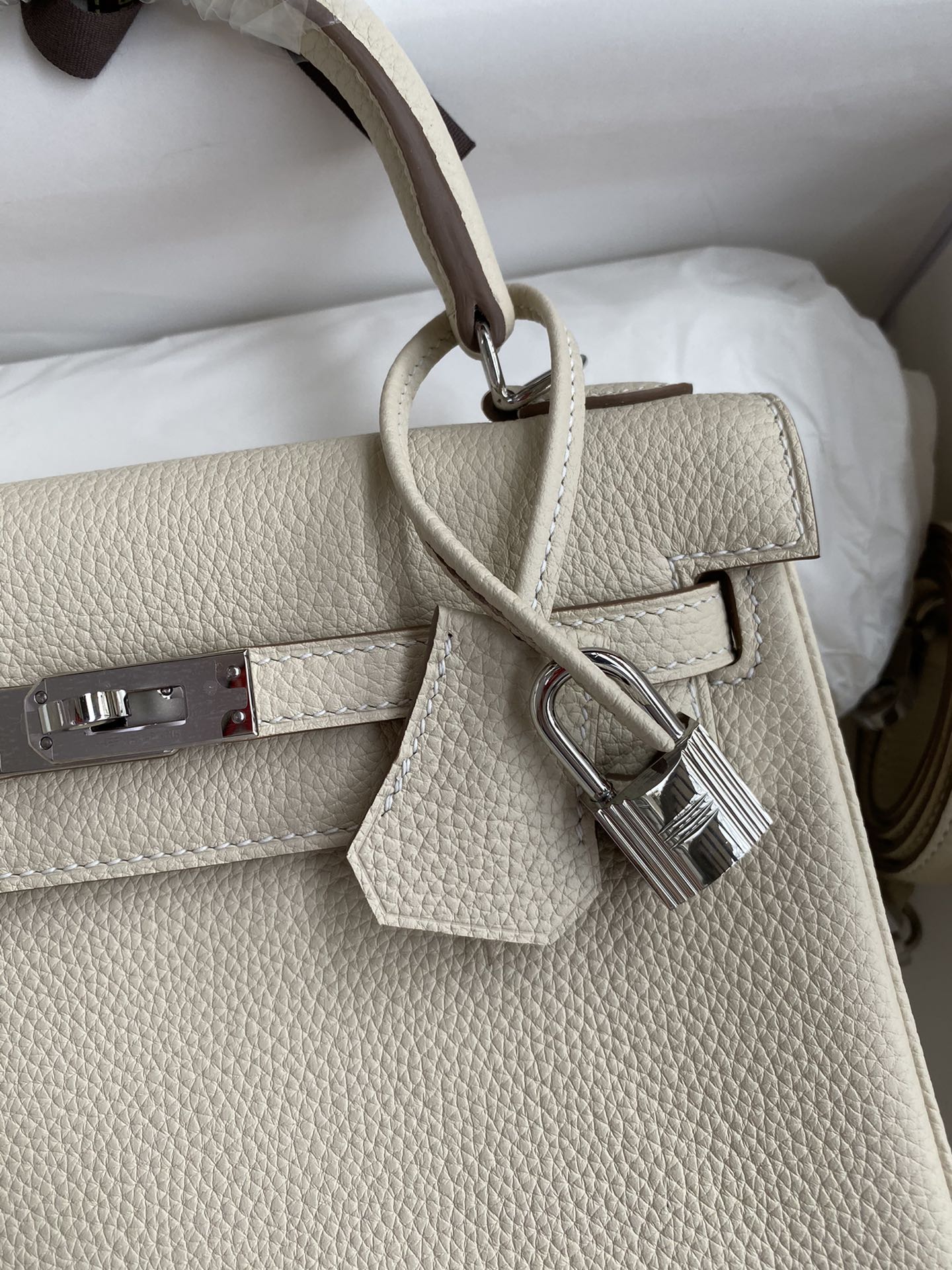 Elegant Kelly 25cm Handbag in Togo Leather with Silver Hardware 4 i1680512962 4662 2