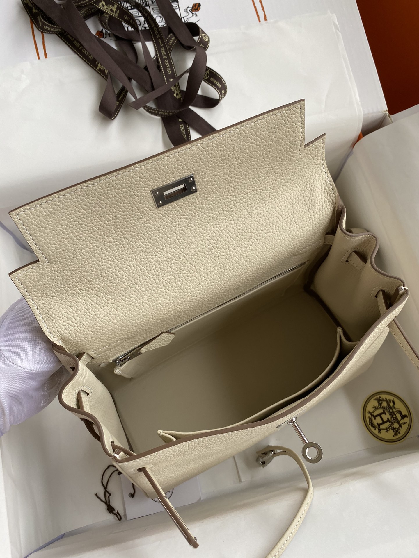 Elegant Kelly 25cm Handbag in Togo Leather with Silver Hardware 7 i1680512962 9058 5