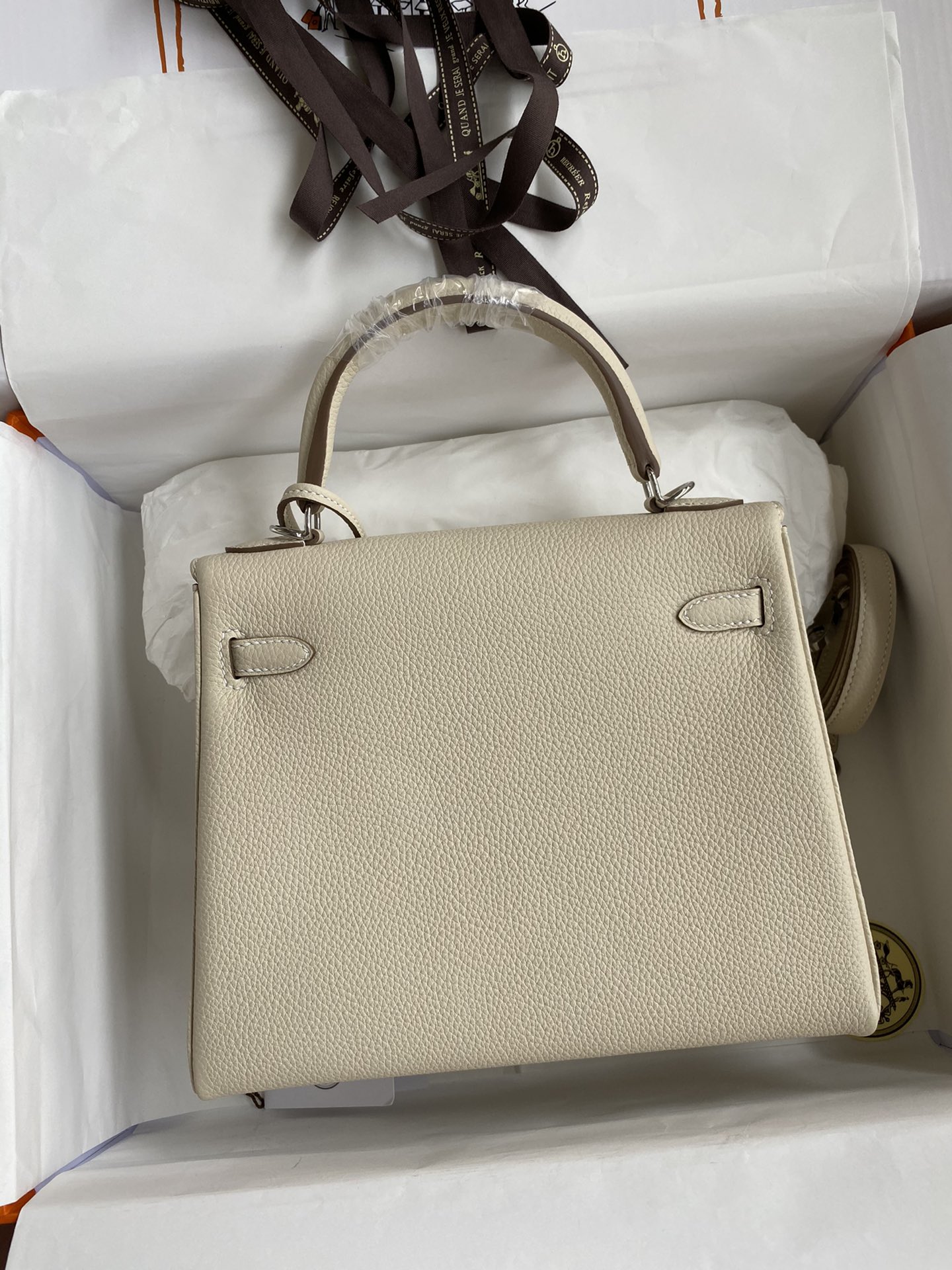 Elegant Kelly 25cm Handbag in Togo Leather with Silver Hardware 3 i1680512962 9413 1