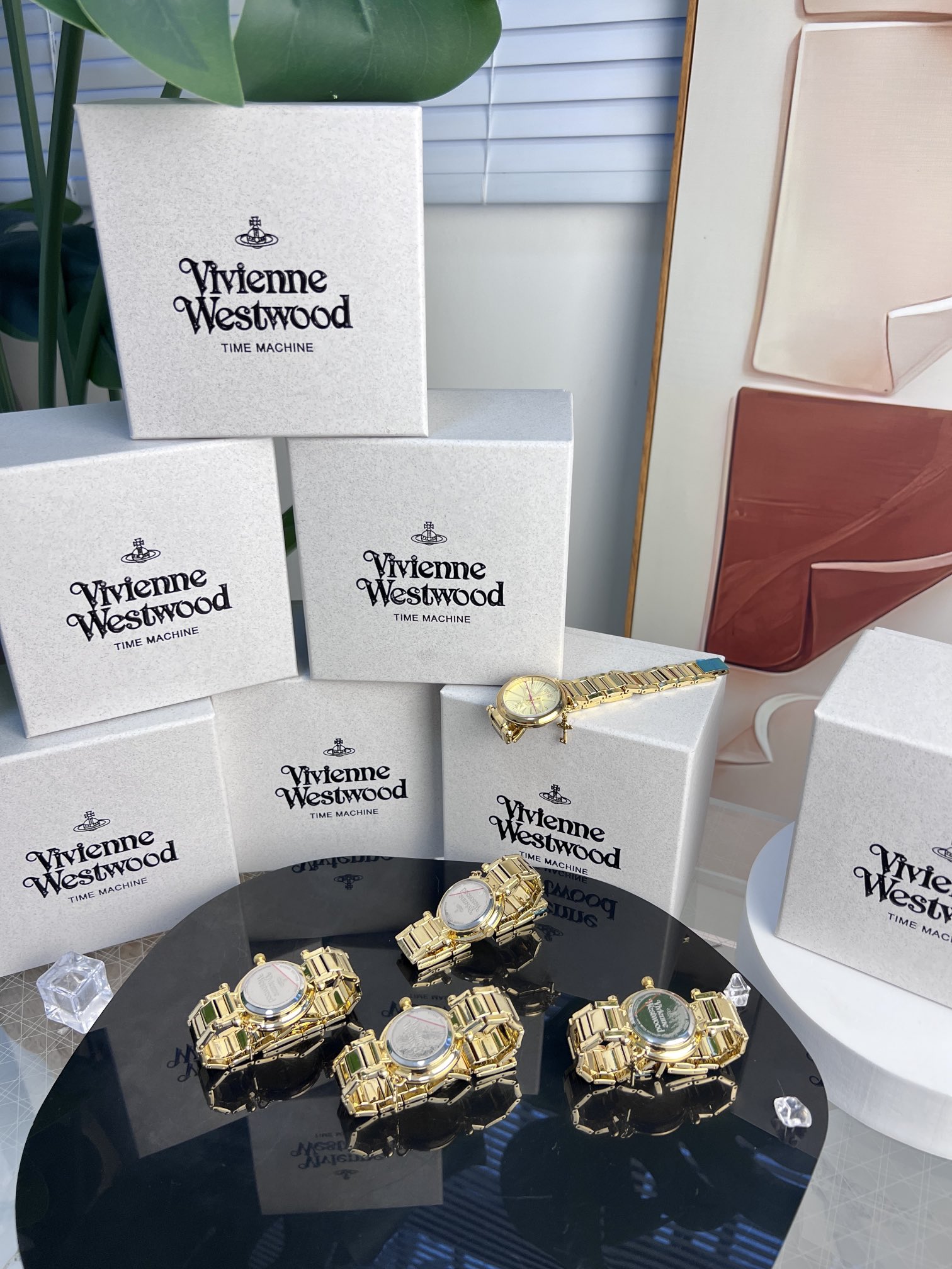 NO:157439,Vivienne Westwood Queen Mother's Little Gold Watch Vivienne Westwood is like this. I like to bring surprises inadvertently. I believe that you are careful and you will definitely discover the little thoughts of Queen Mother's,19860909批,vivienne Westwood西太后小金表 Vivienne Westwood就是这样 喜欢在不经意间带给人惊喜 相信细心的你 一定可以发现西太后的小巧思,,Watch
