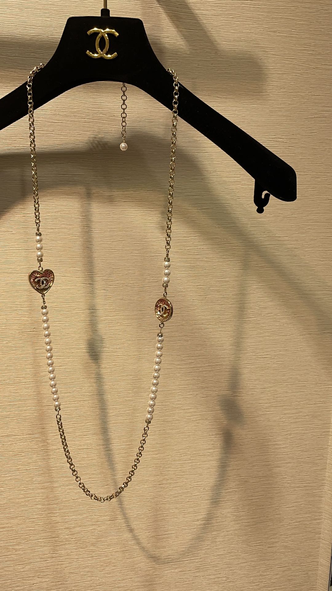 NO:631397,New Year's special offer 88290. Today's new products are sweet and rich. 23 new gradient pink diamond gold double C love round pearl sweater chain. 23 The most popular love series is really gentle. It is full of girly feeling and very fashionable and noble at the same time. The rose pink oil dripping design on the back is so eye-catching. Purchase yb customized Swarovski diamond oil dripping technology, sweaters, Cardia high-end jewelry19860909新年特惠88290.今日新品甜美富贵感 23新款渐变粉钻金色双C爱心圆形珍珠毛衣链 23最火的爱心系列真的好温柔 少女感满满的同时又很时髦贵气 背后玫粉色滴油设计太吸睛啦 购入yb定制 施华洛钻 滴油工艺,,sweaters,卡迪亚高端饰品,Jewelry