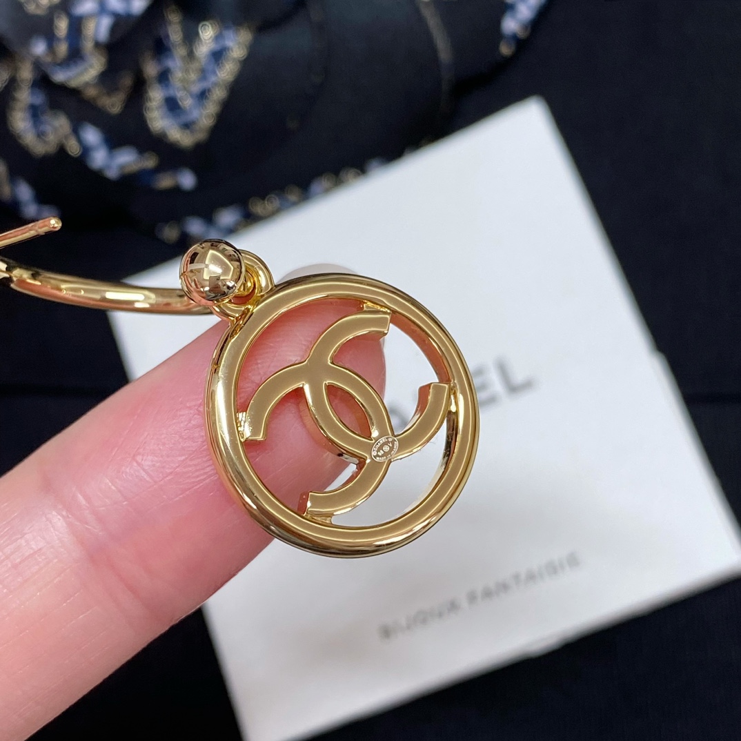 Chanel 高品质 细节如图【香 圆形双c耳钩】非常推荐 “流行稍纵即逝