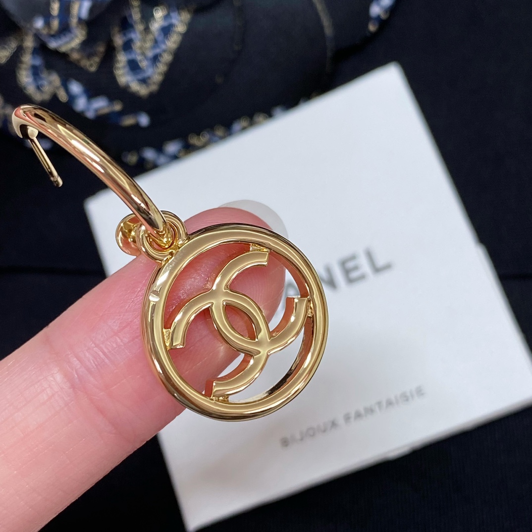 Chanel 高品质 细节如图【香 圆形双c耳钩】非常推荐 “流行稍纵即逝