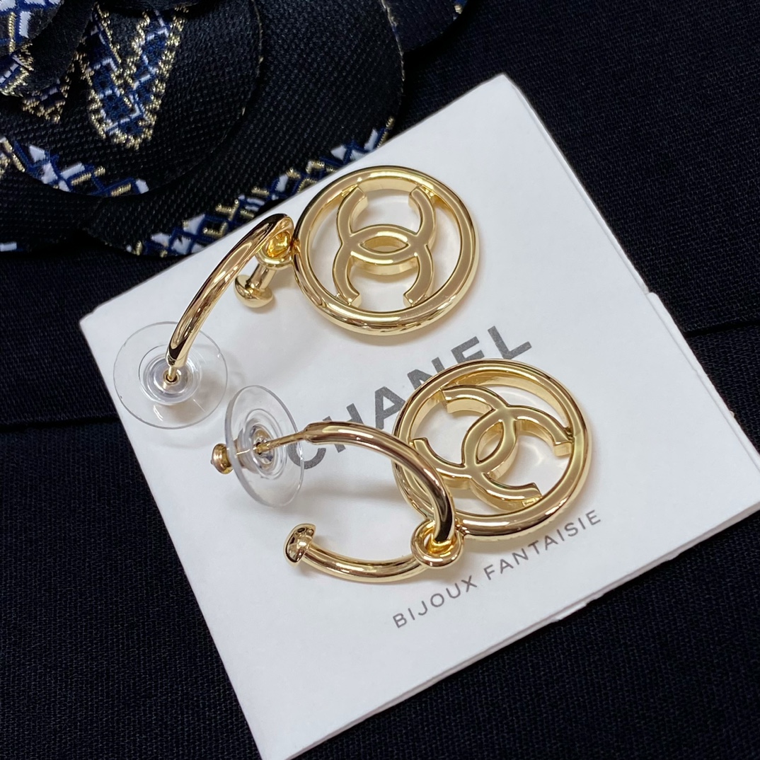 Chanel 高品质 细节如图【香 圆形双c耳钩】非常推荐 “流行稍纵即逝