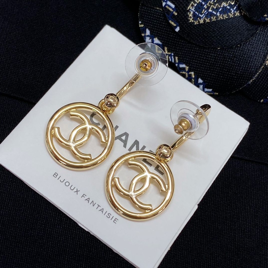 Chanel 高品质 细节如图【香 圆形双c耳钩】非常推荐 “流行稍纵即逝