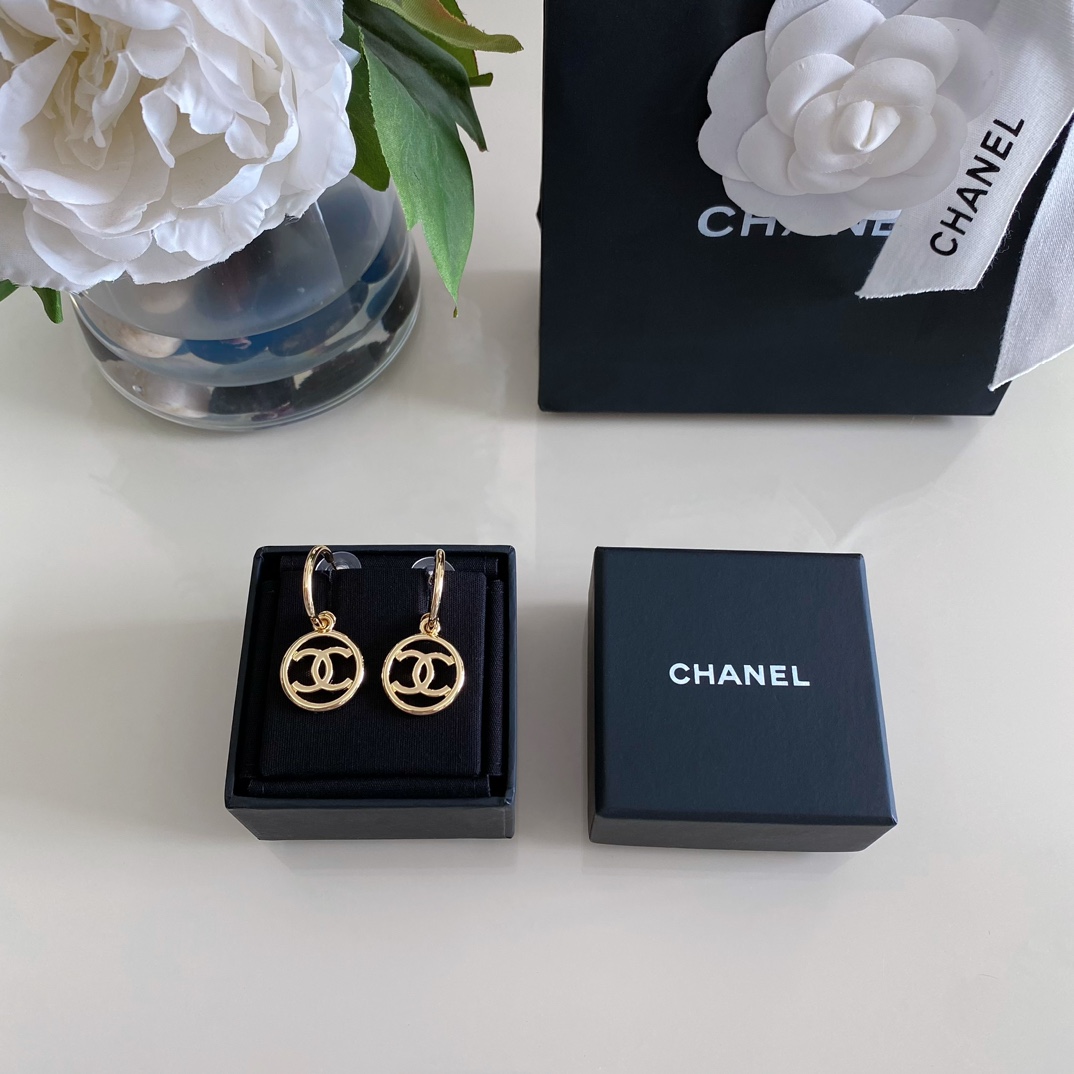 Chanel 高品质 细节如图【香 圆形双c耳钩】非常推荐 “流行稍纵即逝