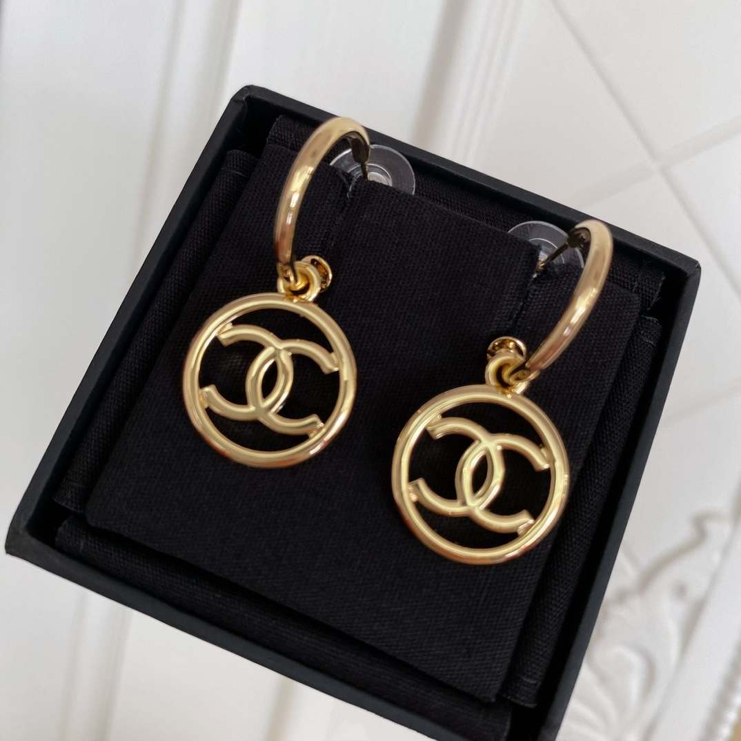 Chanel 高品质 细节如图【香 圆形双c耳钩】非常推荐 “流行稍纵即逝