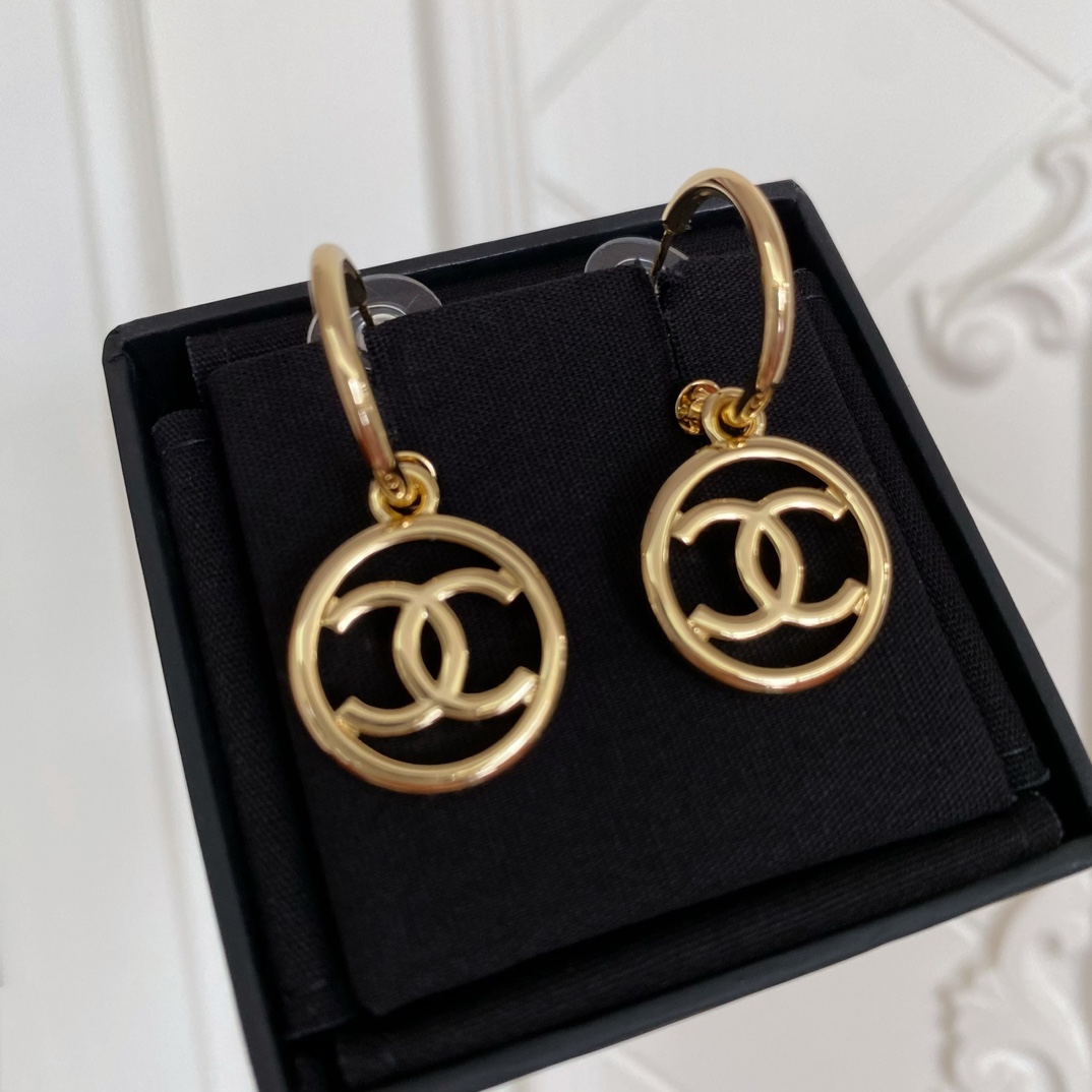 Chanel 高品质 细节如图【香 圆形双c耳钩】非常推荐 “流行稍纵即逝