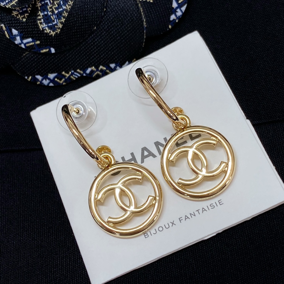 Chanel 高品质 细节如图【香 圆形双c耳钩】非常推荐 “流行稍纵即逝