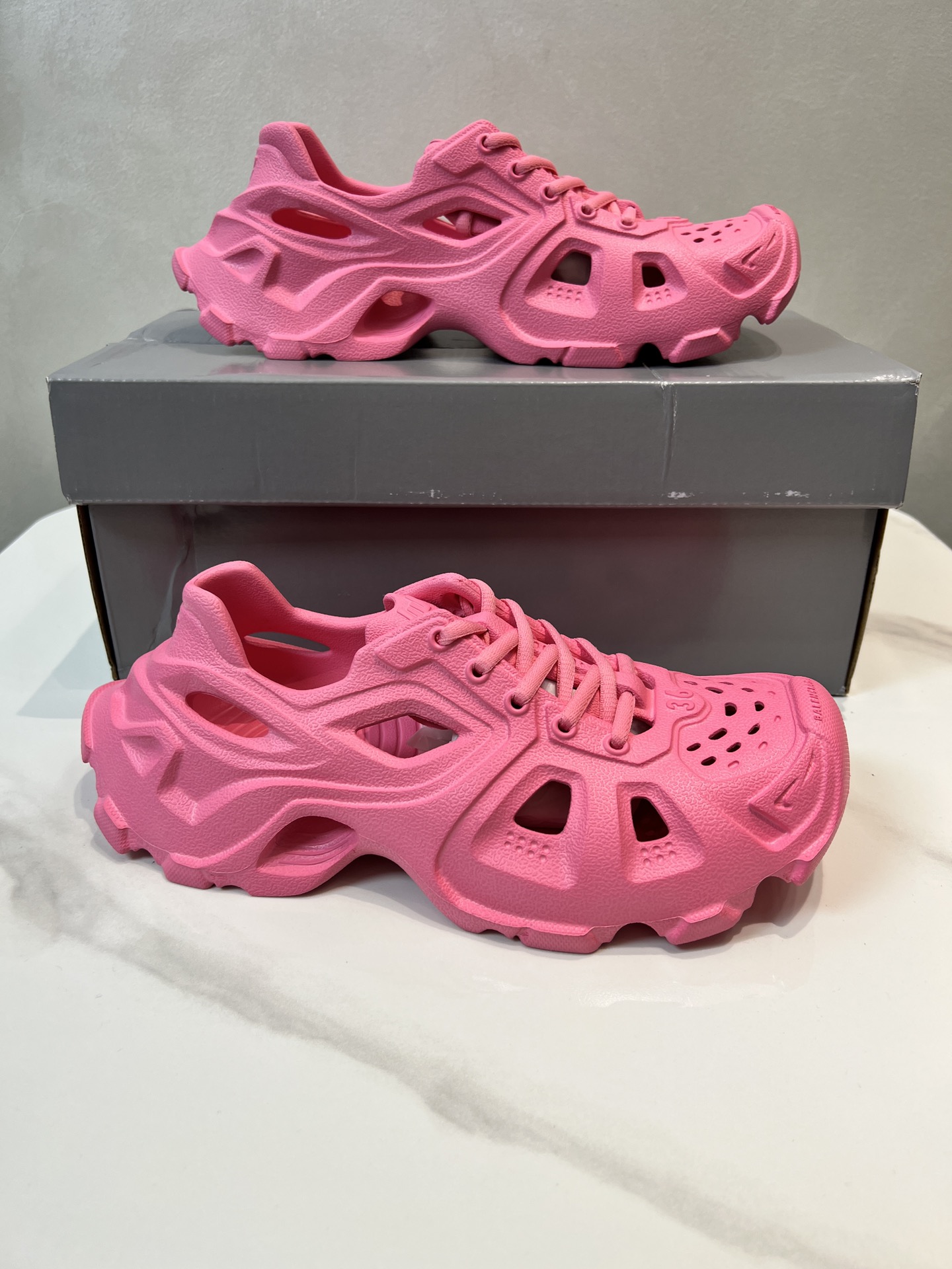 NO:778253,In stock today!  (New Sandals in Paris) Information New BALENCIAGA Balenciaga-Sandals are made through one-piece molding, hot pressing, precise combination and other details, showing the designer Demna's sports shoe style, using a pair of 'retro shoes' to convey a retro feel. The rear side panel and raised toe box show Demna's future vision in structure; the original large box restores 100% of the official configuration from the inside out.  Size 35-40,,balenciaga,balenciaga,sandals,sneakers19860909当天现货！（巴黎新款凉鞋） 资讯新款BALENCIAGA 巴黎世家-凉鞋是通过一体成型磨具,热压,精密组合等细节,展示了设计师 Demna 的运动鞋风格,用一双「复古鞋」传递复古感,后侧板、翘起的鞋头,则展示了 Demna 在结构上的未来构想； 原装大盒从里到外一切百分百还原官方配置 码数35-40,,balenciaga,balenciaga,sandals,sneakers,Men's shoes