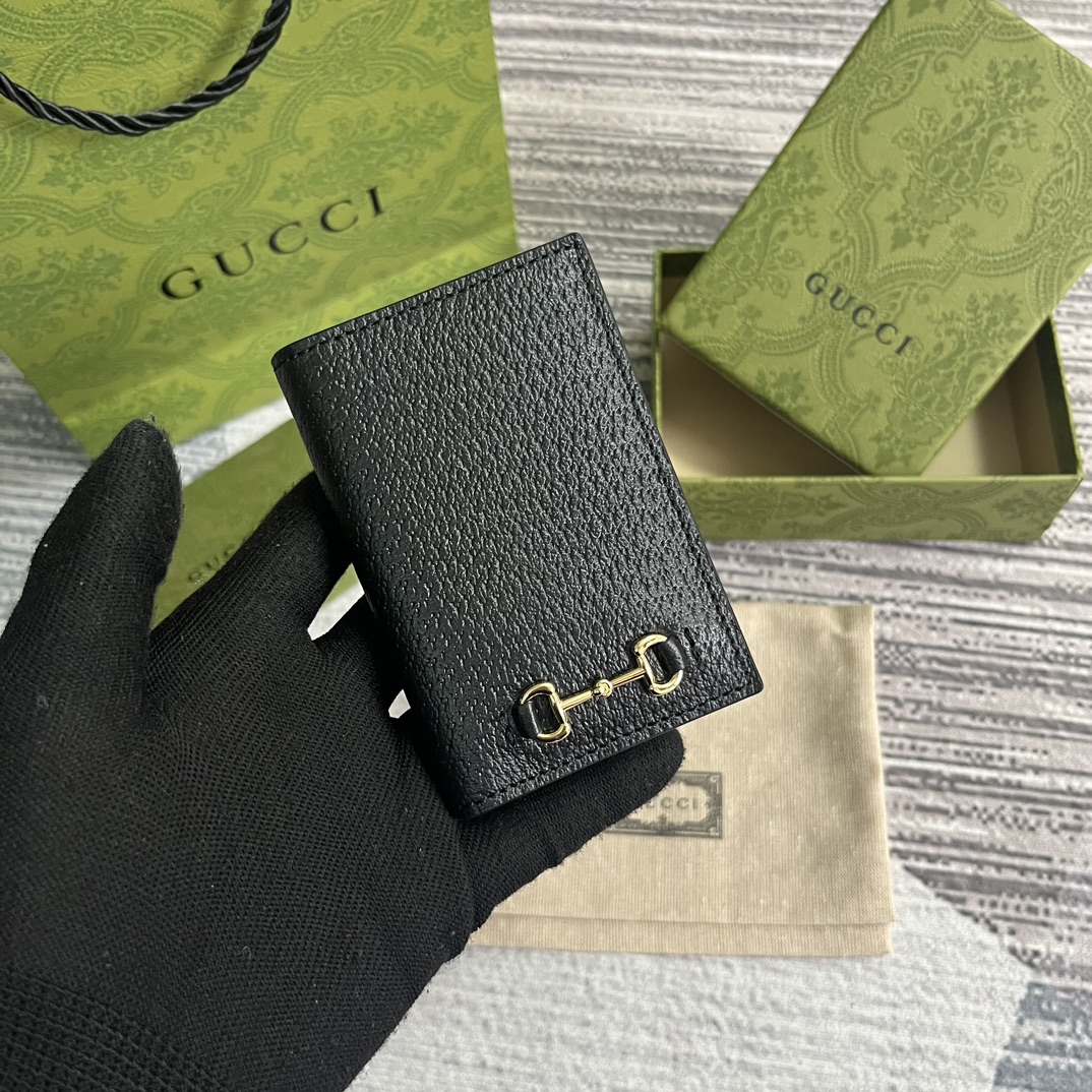 Картхолдер из телячьей кожи с пряжкой-удилами, молнией и подкладкой в спиральный узор