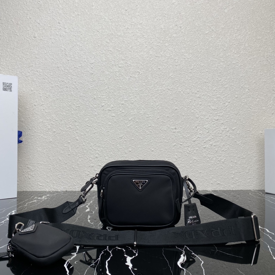 NO:183638,Genuine grade original leather version [top original list] three-in-one camera bag new model 1BH153 arrived Internet celebrity sister handsome guy group, which is crazy about planting grass and is popular in the fashion circle, has released a new model!  This three-in-one design is great, practical, super practical, and all men and women share the favorite thing is that the shoulder straps are hung with a small ornament (small bag). You can also hang other bags and trousers as accessories to echo the accessories. There is no problem for babies to buy it quickly. It's so beautiful. It's 16x height 13x width 8.5cm, PRADA, prada,19860909正品级 原厂皮版本【顶级原单】三合一相机包新款1BH153到货网红姐妹帅哥团疯狂种草而风靡时尚圈的三合一相机包出了新款！这款三合一设计太棒了实用性超强男女通通共用最爱的是肩带还挂着个小挂饰（小包）,也可以挂其它包和裤头当饰品呼应 平常各种衣着搭配都没 问题宝宝们赶紧入手哦,太美了长16x高13x宽8.5cm,PRADA,prada,Bag