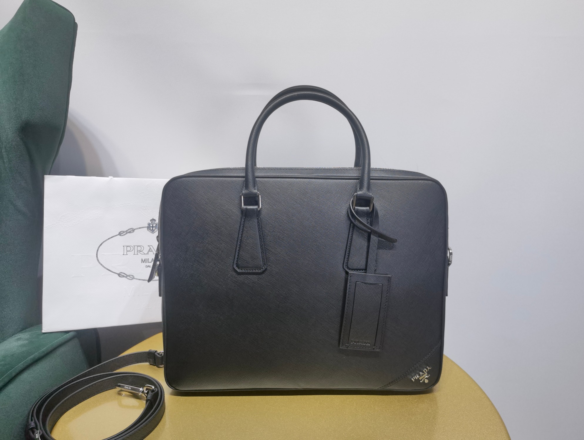 Черный кожаный портфель Prada Saffiano