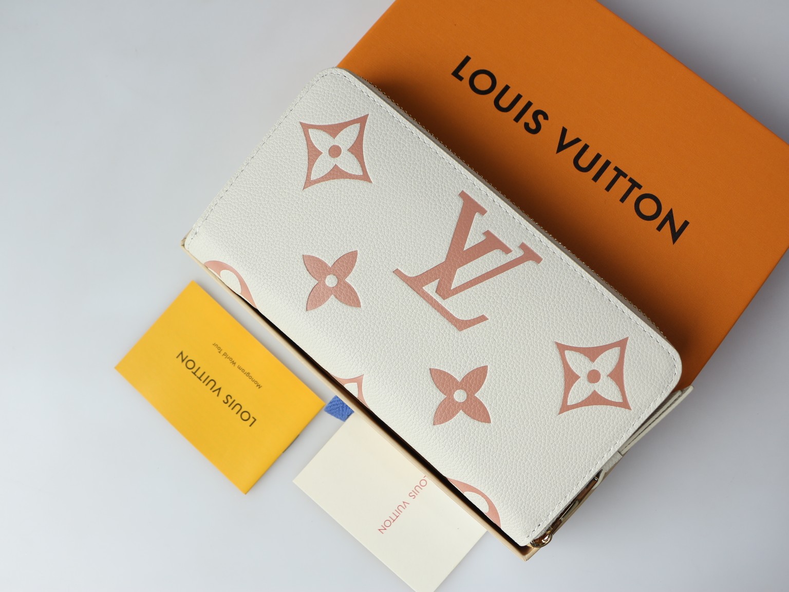 Leather wallet interior organization