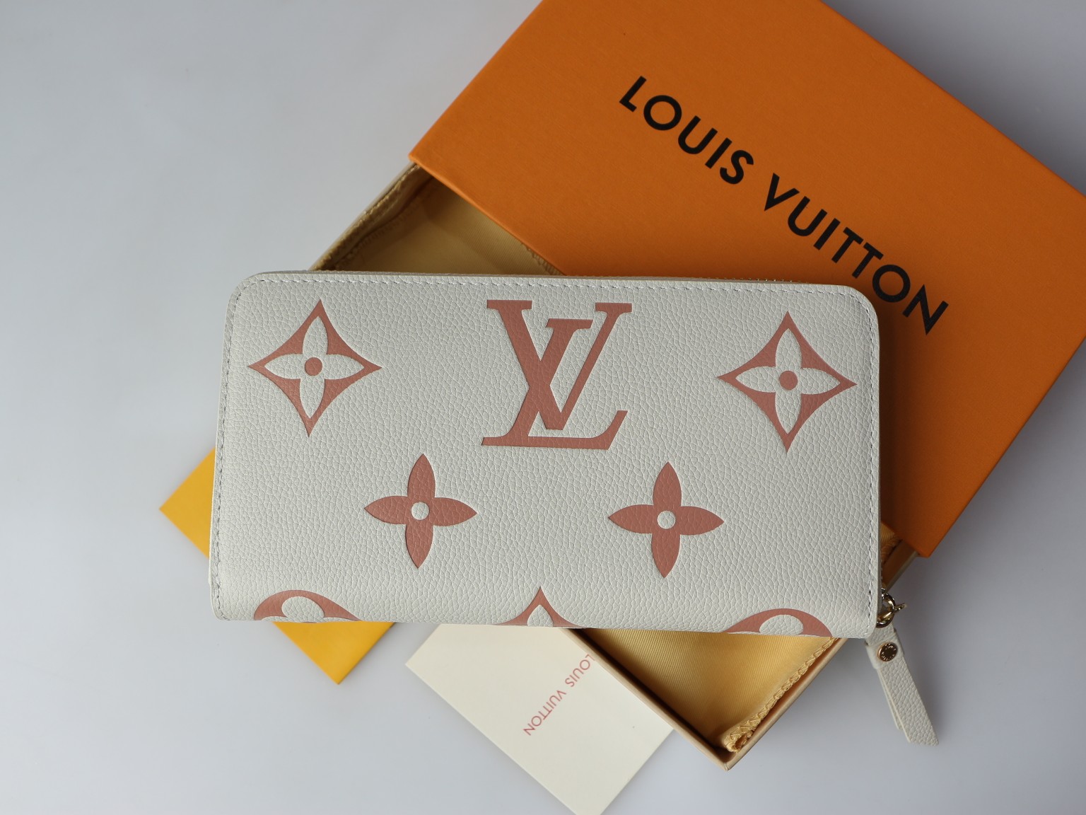 Leather wallet coin pocket