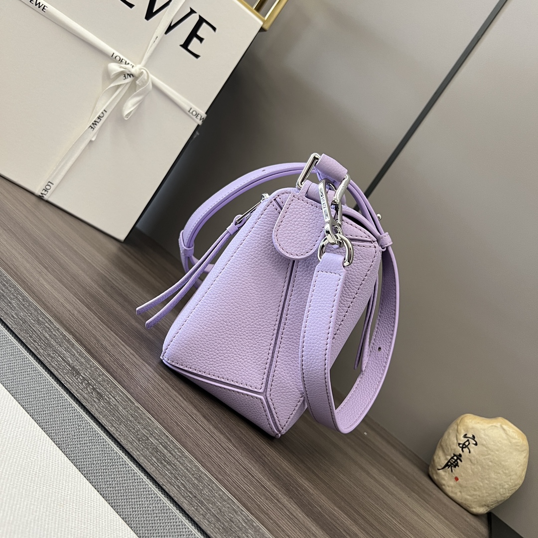 Loewe L⊚℮w℮ 小号粒面牛皮革Puzzle