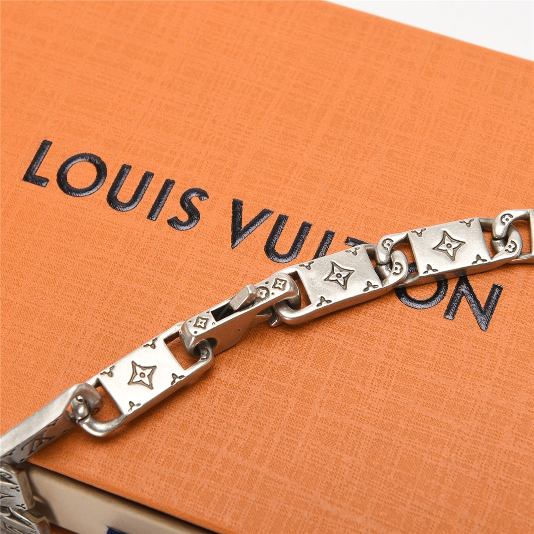 240 LouisVuitton/路易威登 Monogram Tied Up 项链 将耀目金属铭牌相互连接