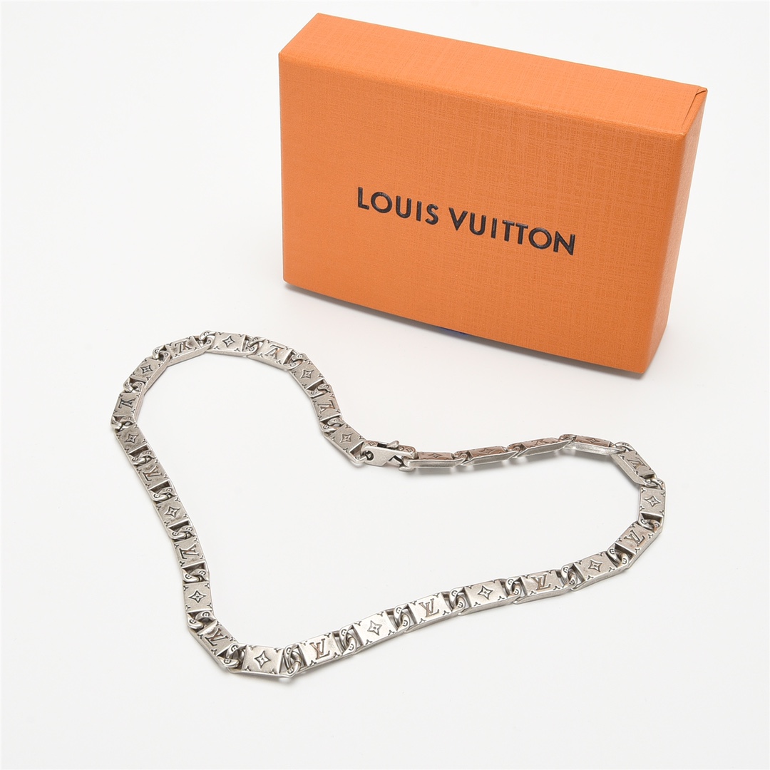 240 LouisVuitton/路易威登 Monogram Tied Up 项链 将耀目金属铭牌相互连接