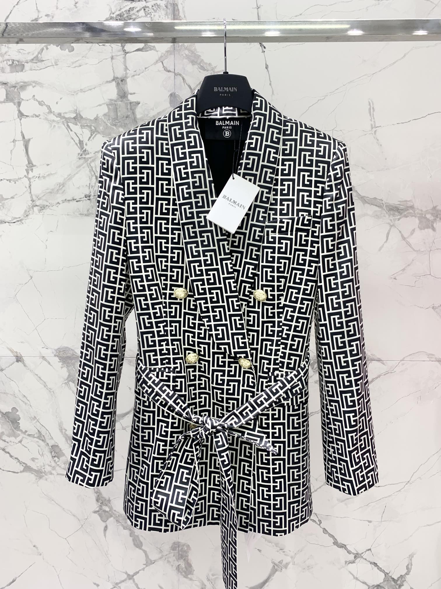 NO:946630,* Balmain's new old flower twill acetate silk suit, yb custom twill silk custom fabric, loose and light style, soft and silky texture, high-end atmosphere, no age selection, fashionable and high-end temperament, loose suit, size Sml number, Balmain-clothing, balmain,19860909* 巴尔家 新款老花斜纹醋酸绸西服 yb定制斜纹绸定制面料 宽松轻薄款 柔软丝滑质地 高级大气 不挑年龄 时尚高级气质款 宽松西服 码数Sml 编号,巴尔曼-服装,balmain,,Women's clothing