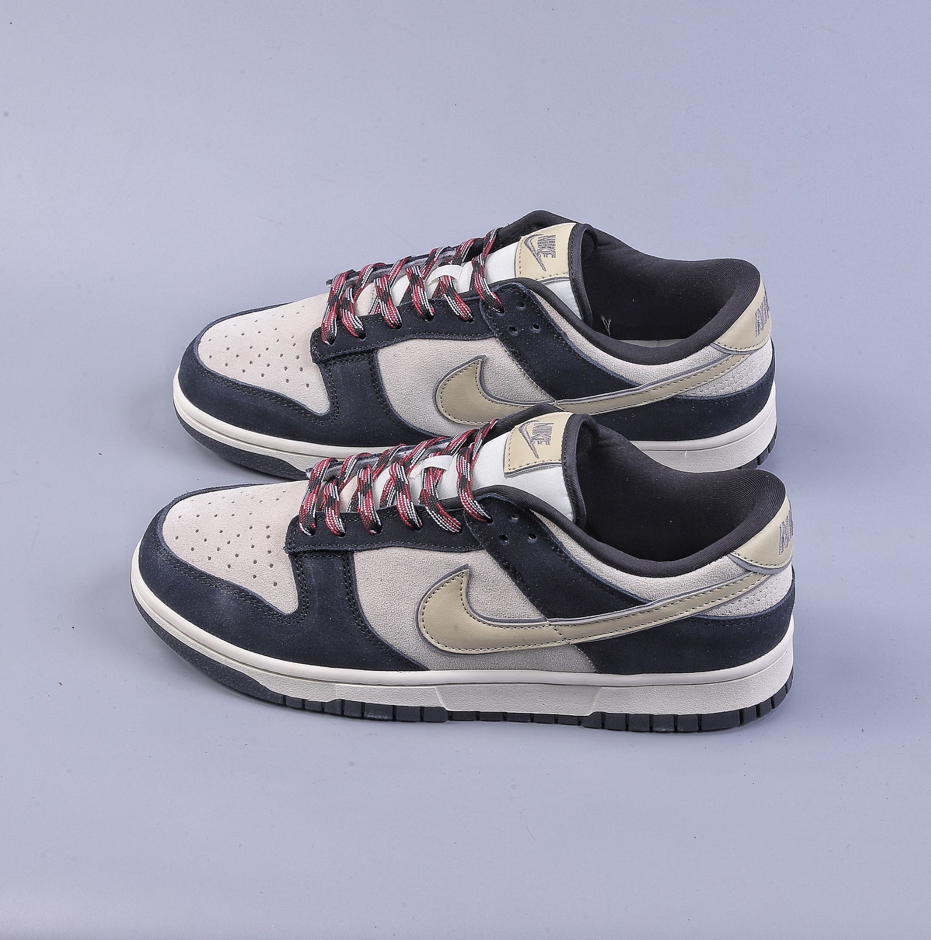 180 Nike Dunk SB Low 黑灰配色 此款Nike Dunk Low采用全绒面革打造DV3054-001